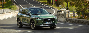 Probamos el Ford Kuga en su versión híbrida enchufable: un SUV compacto que se mueve todavía mejor que antes y que puede ser un mechero