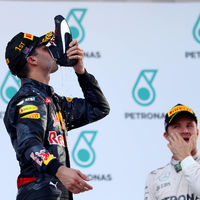 ¡Sorpresa! Daniel Ricciardo gana y vuelve a beber de la bota en el GP de Malasia de F1