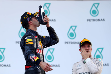 ¡Sorpresa! Daniel Ricciardo gana y vuelve a beber de la bota en el GP de Malasia de F1