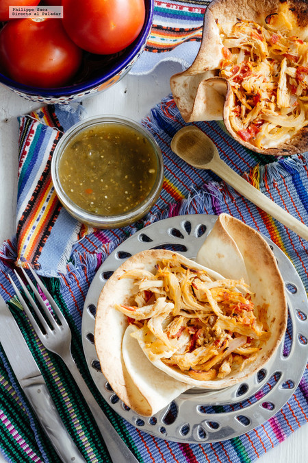 Tinga de pollo en cazuela de tortilla. Receta mexicana fácil