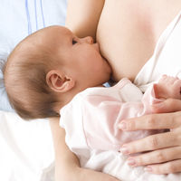 La lactancia materna protege al bebé frente a enfermedades respiratorias, especialmente cuando la madre es asmática