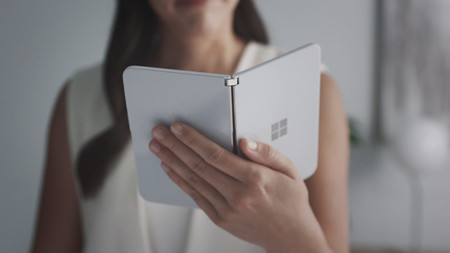 Filtrado el curioso sistema de notificaciones de Microsoft Surface Duo: así se logra ver mensajes sin desplegarlo