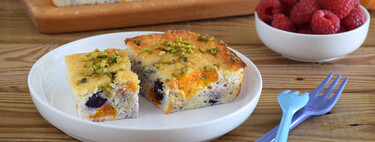 Pastel proteico con albaricoques, arándanos y pistachos: receta saludable sin azúcar baja en hidratos