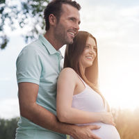 11 canciones en español para dedicar a la mujer embarazada que te emocionarán por su sensibilidad