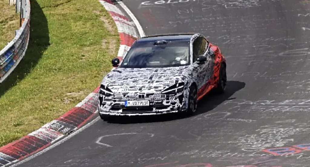 Aparece un nuevo coche Xiaomi camuflado y quemando rueda en Nürburgring, ¿estamos ante un YU7 GT Edition?
