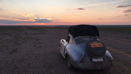 De Pekín a París en coches clásicos: así están 107 coches con 214 valientes cruzando el planeta