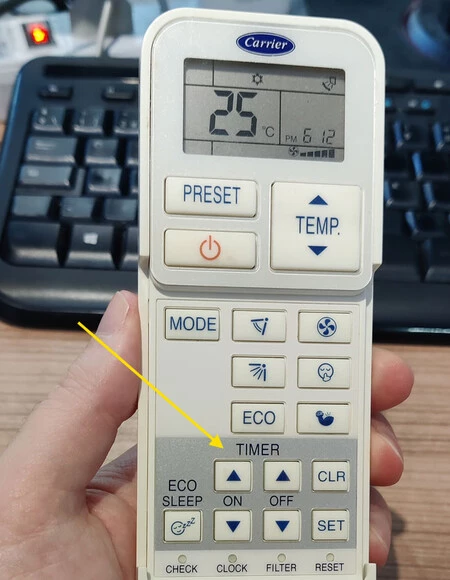 Botones para programar el aire acondicionado desde el mando a distancia