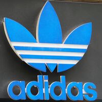 Las zapatillas Adidas tiradas de precio que no dejaremos escapar antes de que llegue el Black Friday, están al 65% de descuento