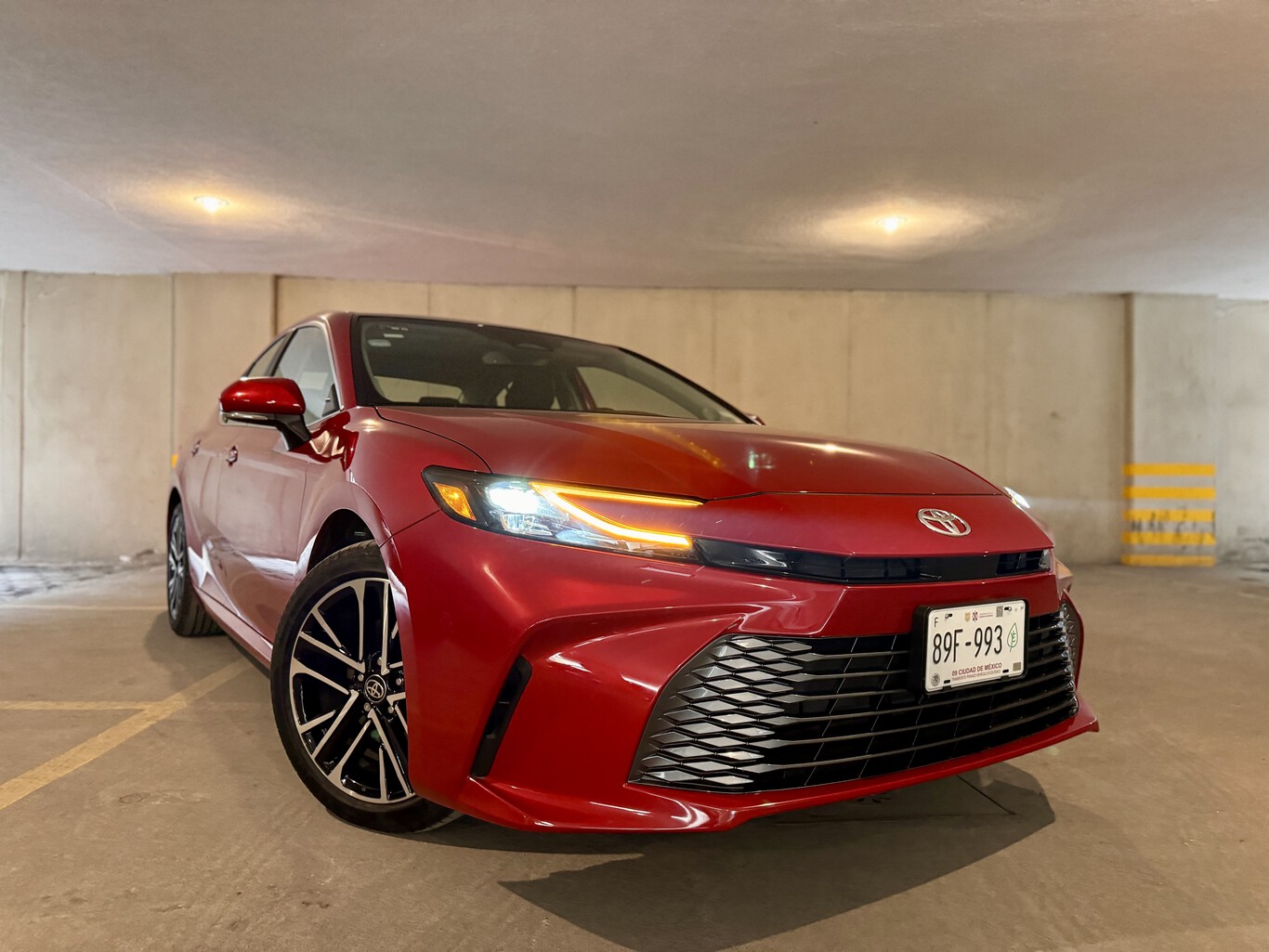 Toyota Camry 2025, a prueba: un superviviente en la categoría de los sedanes