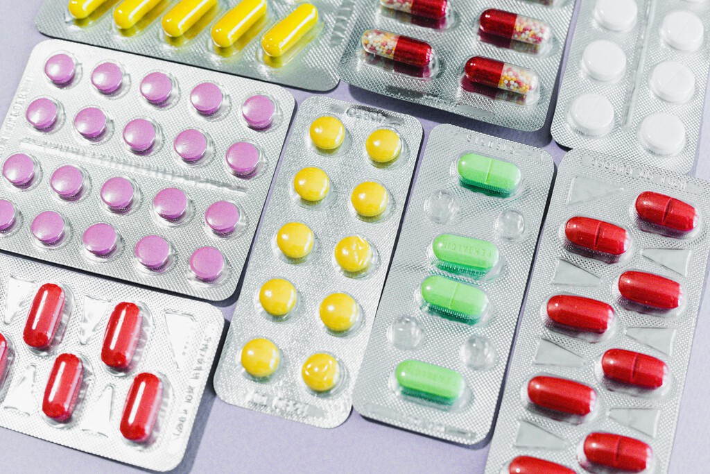 Los farmacéuticos avisan: estos medicamentos y cremas que tienes en casa pueden estropearse con el calor. Así hay que guardarlos 