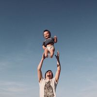 Los niños aprenden destrezas importantes para la vida jugando a juegos de contacto físico con sus papás