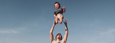 Los niños aprenden destrezas importantes para la vida jugando a juegos de contacto físico con sus papás