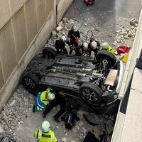 Los bomberos tardan tres horas en rescatar a la conductora de un coche que cayó 8 metros desde el aparcamiento de un centro comercial en Majadahonda