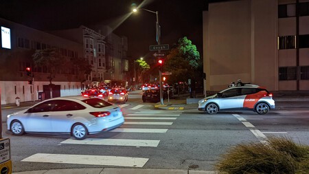 Varios taxis autónomos de Cruise bloqueando toda una calle