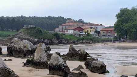 El Refugio De Carmen Lomana Para Disfrutar Del Verano Buen Pescado Playas Recoletas Y Mucha Calma Marinera