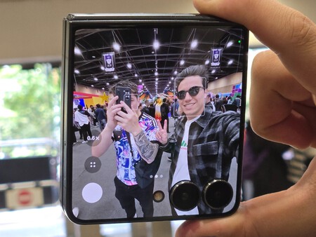 Galaxy Z Flip7 Sofa 2