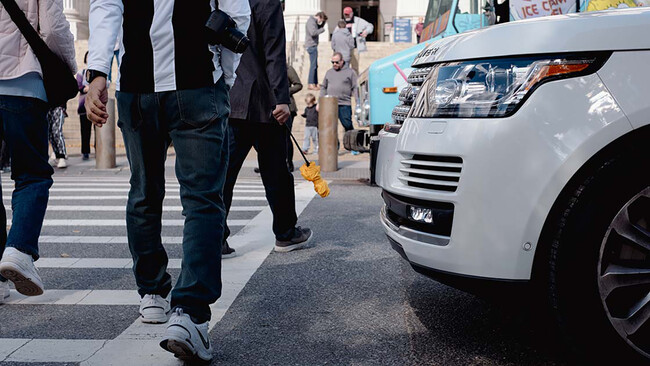 paso peatones y Range Rover. Foto IIHS