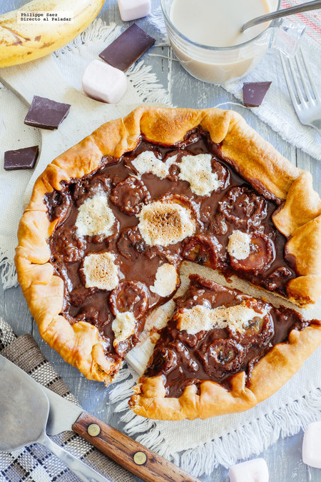 Pizza dulce de chocolate, plátano y malvavisco. Receta fácil de postre