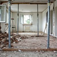 Un propietario ha colocado un tejado, perforado el suelo y hechos cambios sin permiso: la multa la pagará la comunidad