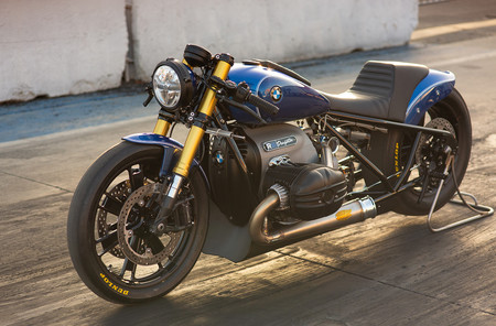 La BMW R 18 Dragster o cómo convertir una custom de corte premium en una moto de carreras de aceleración