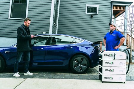 Pedir 'autonomía' para el coche eléctrico como quien pide comida a domicilio: así funciona este cargador portátil a demanda