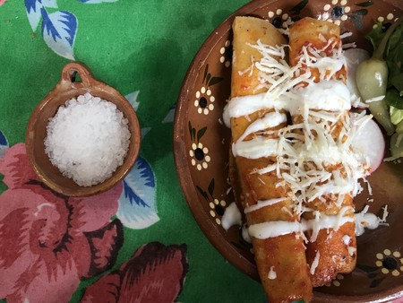 Receta fácil para preparar Enchiladas Zacatecanas como desayuno, comida o cena