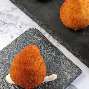 Si tienes restos de pollo asado, esta receta brasileña es el aperitivo infalible para darles salida sin envidiar nada a las croquetas 
