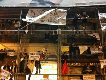 Miles de ciudadanos desafían la prohibición de la Junta Electoral