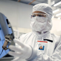 Hundida en una crisis histórica, Intel ha encontrado una vía de escape: volver a fabricar para quien "rompió" su hegemonía