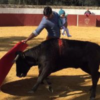 El Defensor del Menor de Andalucía se pronuncia sobre la foto de Francisco Rivera toreando con su hija en brazos 