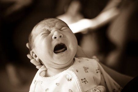 Las mujeres se despiertan antes que los hombres cuando un bebé llora