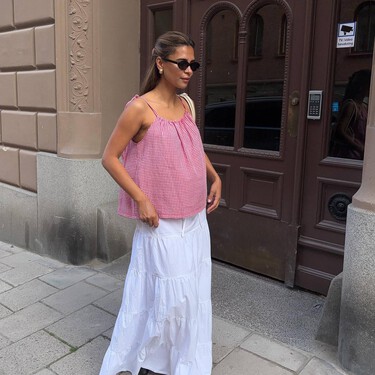 Vuelve la falda larga blanca que levanta nuestros looks estivales: solo cuesta 29,99 euros en Lefties