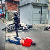 Persecución épica por las favelas de Sao Paulo por no llevar casco. Al final la lía el propio policía