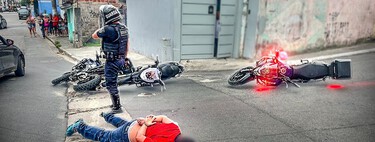 Persecución épica por las favelas de Sao Paulo por no llevar casco. Al final la lía el propio policía