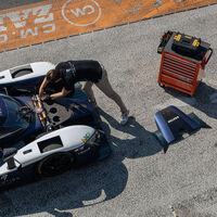 Recargar un coche eléctrico en el mismo tiempo que se reposta combustible es una utopía. Este prototipo quiere cambiarlo