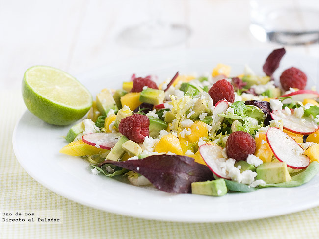 Receta de ensalada de mango, aguacate y feta con zumo de lima