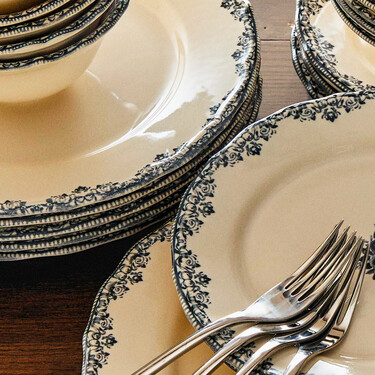 Zara Home lanza una vajilla hecha en Portugal, con estilo La Cartuja y que suma decoración a la mesa 
