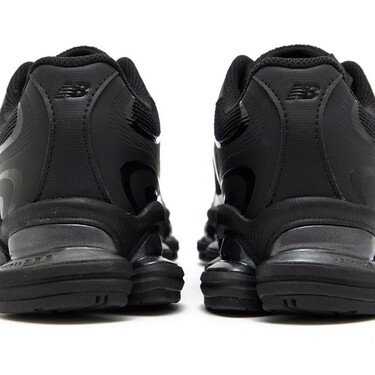 New Balance deja atrás las clásicas zapatillas blancas para protagonizar nuestros estilismos con estas "Triple Black" que prometen robar miradas 