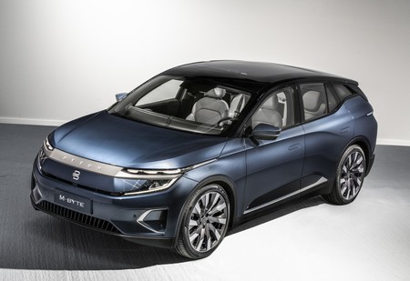 El SUV eléctrico chino Byton M-Byte y su mastodóntica pantalla, a la venta en Europa en 2021 desde 45.000 euros