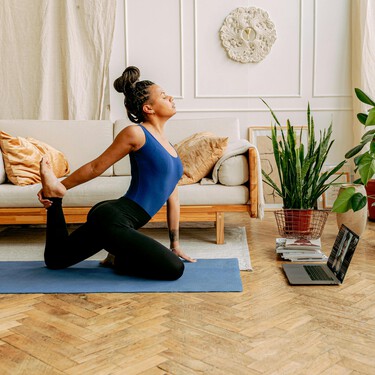Si teletrabajas y pasas mucho tiempo sentada, esta es la postura de yoga que no puede faltar en tu rutina