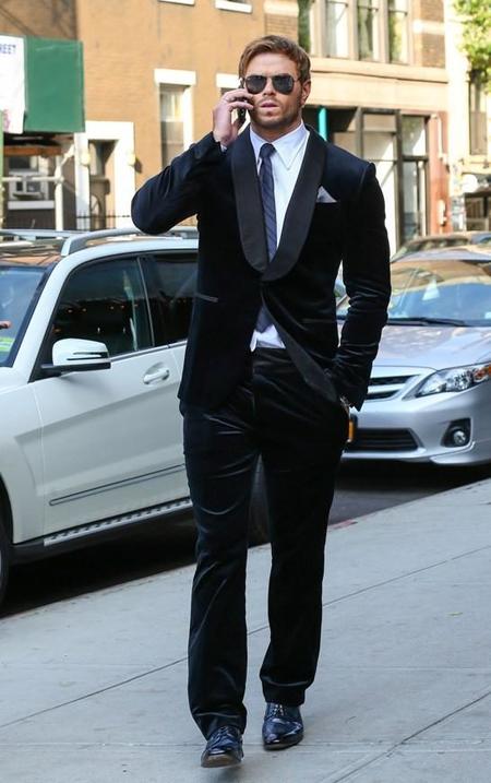 Y así es como aprendemos, de la mano de Kellan Lutz, a cómo no llevar el traje