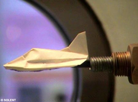 Un avioncito de papel orbitará alrededor de la Tierra