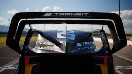 Ford Transit Supervan 4