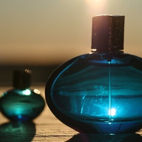 Del tocador de nuestras madres a las tendencias de hoy: los perfumes noventeros que vuelven a estar de moda