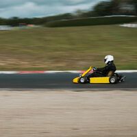 Construyó una pista de karts en su casa para cumplir el sueño de su hijo, que quiere ser piloto. No contaba con algo: los vecinos le piden que la derribe