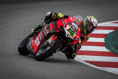 ¡Aplastante! Álvaro Bautista arrasa sin piedad en Barcelona el día de la primera pole de Iker Lecuona