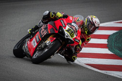 ¡Aplastante! Álvaro Bautista arrasa sin piedad en Barcelona el día de la primera pole de Iker Lecuona