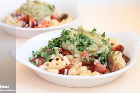 Ensalada de pasta con crema de aguacate y salmón. Receta