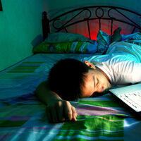 El uso de pantallas antes de dormir afecta a la calidad y duración del sueño de niños y adolescentes de entre 0 a 15 años 