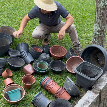Una maceta vieja convertida en comedero de pájaros y otras formas de reutilizar las macetas que tienes en casa para decorar el jardín